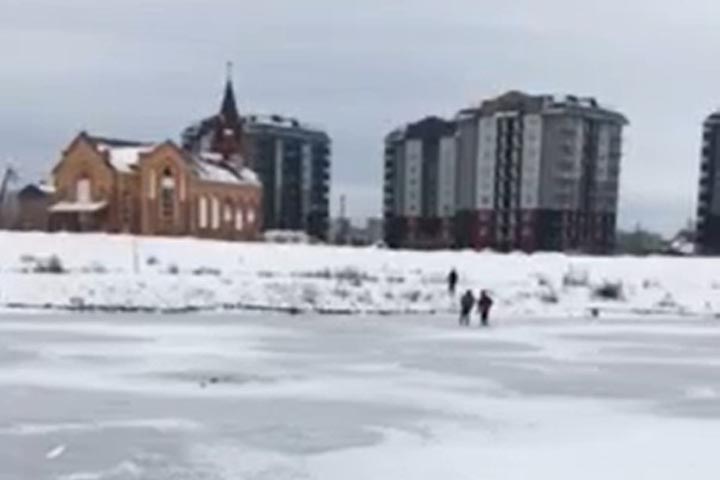В Хакасии дети начали опасные прогулки по неокрепшему льду. ВИДЕО